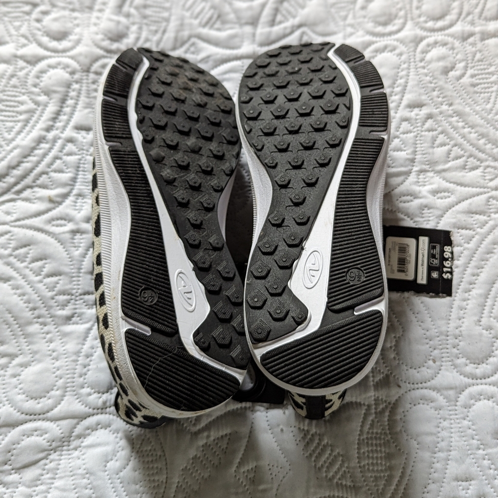 Animal print sneakers/ tennis shoes size 9 1/2 - Picture 4 of 5